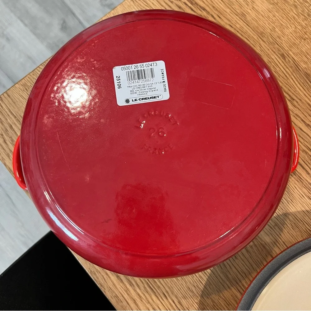 NEW LE CREUSET 5.5 QT Signature Round Dutch Oven Cast Iron Casserole Red